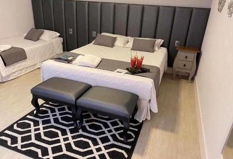 اتاق ساده سه‌ نفره, The Reds Pousada