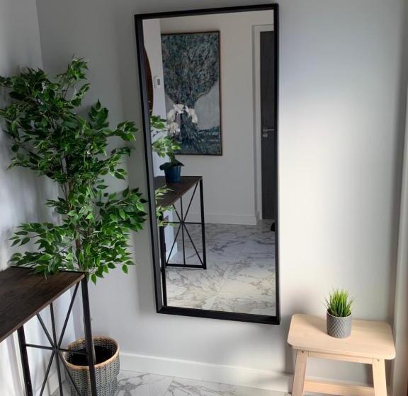 דירת חדר, Carolyn’s Place