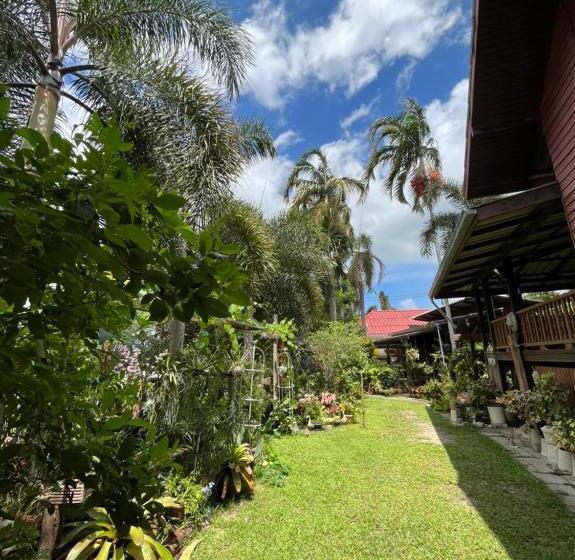 اتاق استاندارد سه تخته با چشمانداز باغ, ครูหนูบ้านพัก แหลมงอบ Krunou Baanpak