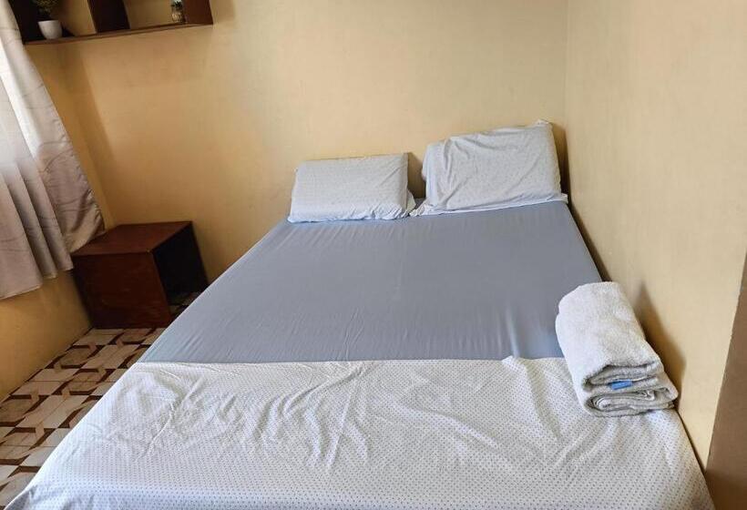 Quarto Estandar, Allen Marie Shiphaus