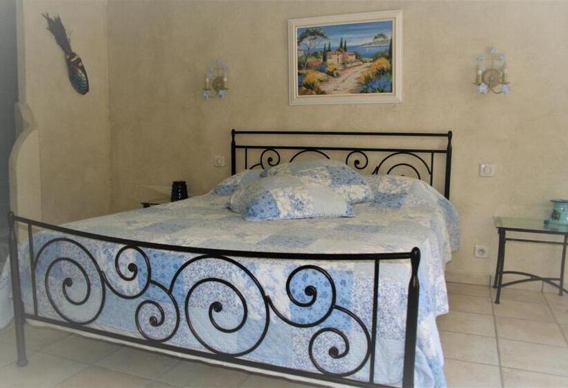 스탠다드 룸 풀장 전망, Le Mas Des Tarentes Chambres D Hôtes