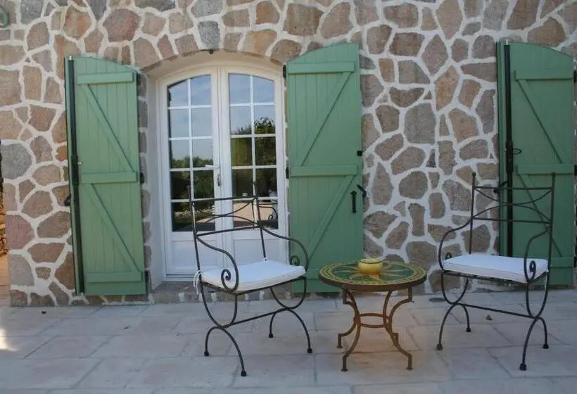 プールビュースタンダードルーム, Le Mas Des Tarentes Chambres D Hôtes