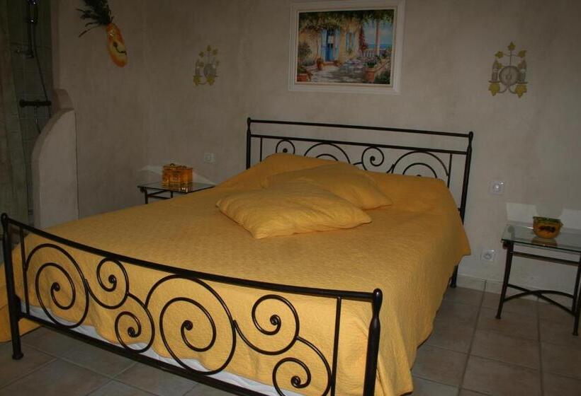 스탠다드 룸 풀장 전망, Le Mas Des Tarentes Chambres D Hôtes