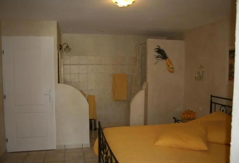 プールビュースタンダードルーム, Le Mas Des Tarentes Chambres D Hôtes