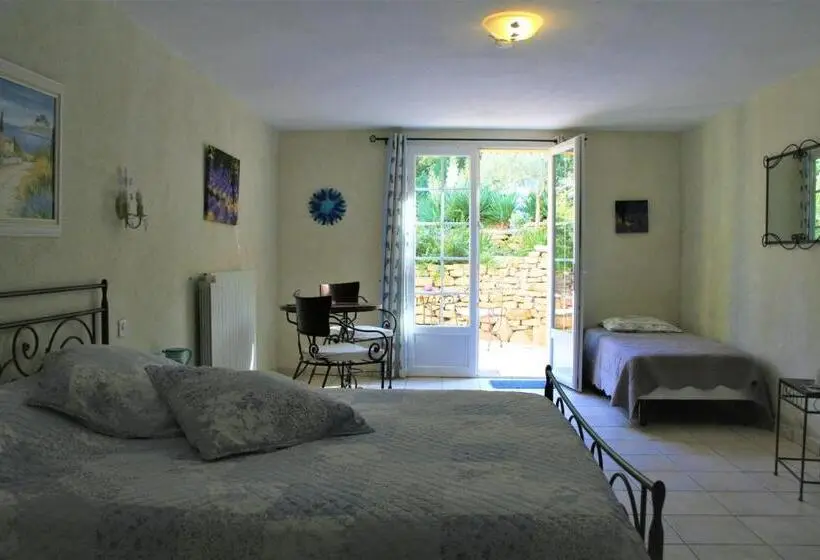 テラス付きスタンダードルーム, Le Mas Des Tarentes Chambres D Hôtes