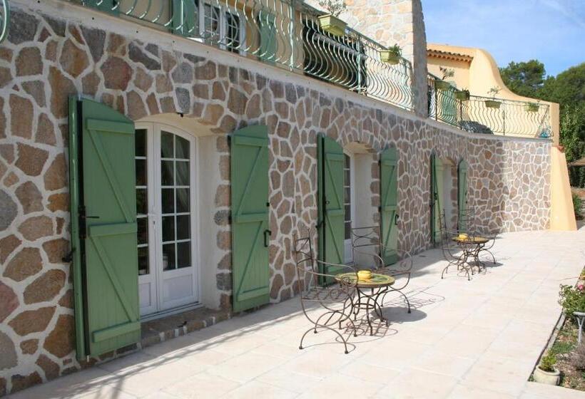 스탠다드 룸 풀장 전망, Le Mas Des Tarentes Chambres D Hôtes