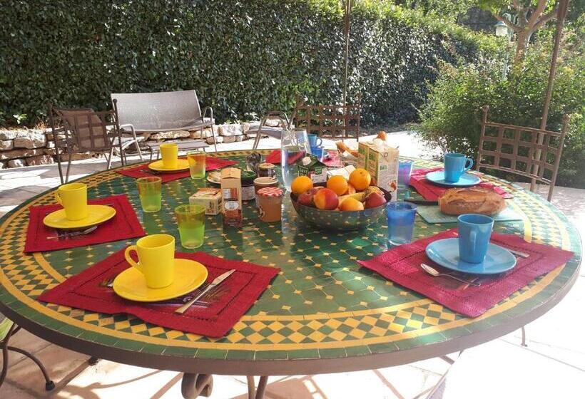 스탠다드 룸 풀장 전망, Le Mas Des Tarentes Chambres D Hôtes