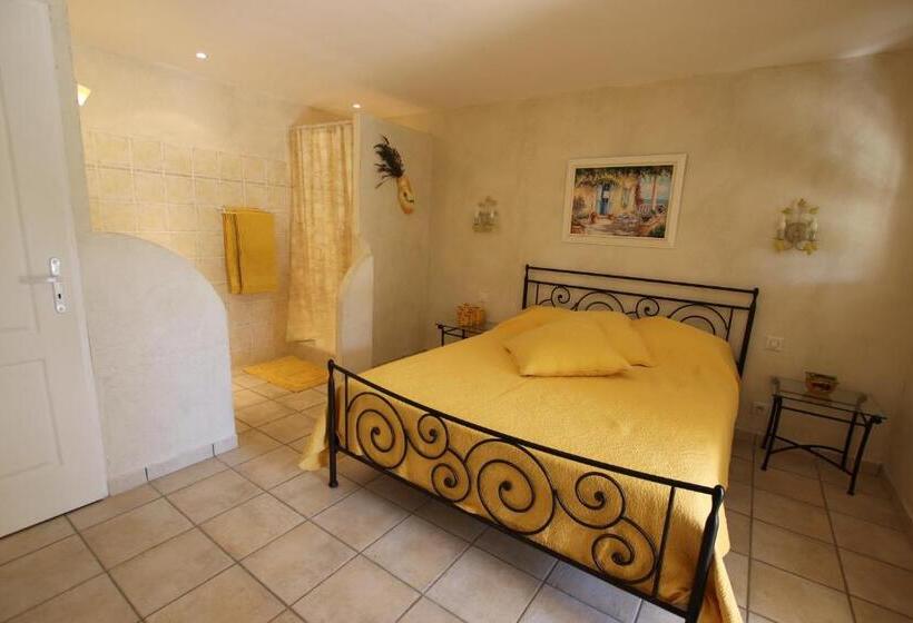 Номер Стандарт Вид на Бассейн, Le Mas Des Tarentes Chambres D Hôtes