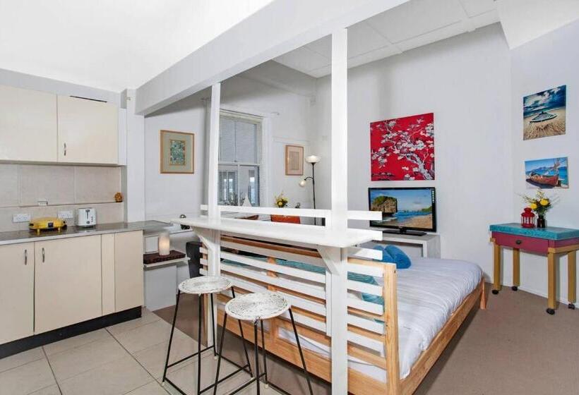 סטודיו דלוקס, Marine Parade