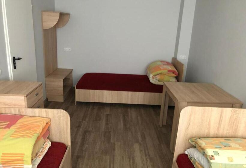 اتاق سه‌نفرۀ استاندارد با سرویس بهداشتی بیرون از اتاق, Hostel Laurita