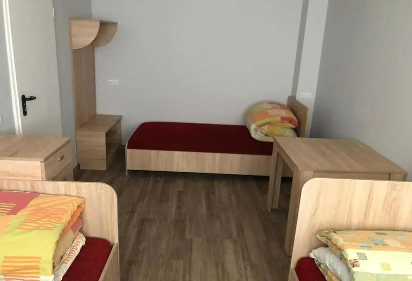 اتاق سه‌نفرۀ استاندارد با سرویس بهداشتی بیرون از اتاق, Hostel Laurita