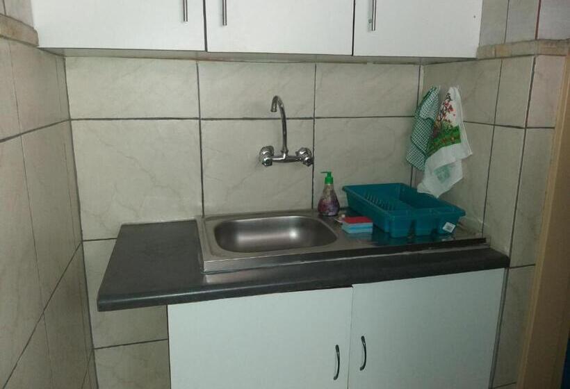 اتاق لوکس خانوادگی, Home Sweet Home