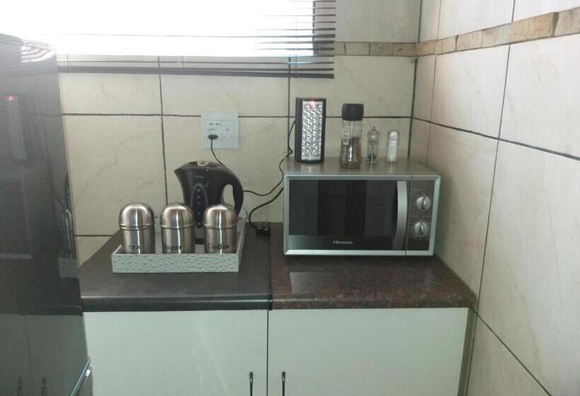 اتاق لوکس خانوادگی, Home Sweet Home