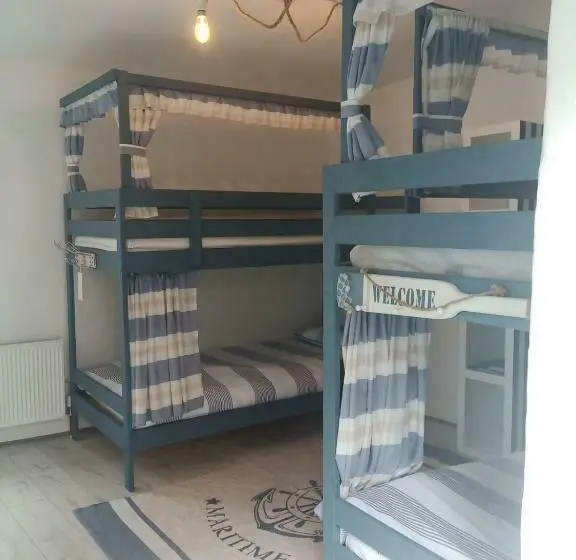 تختخواب در اتاق مشترک, Easkey Hostel