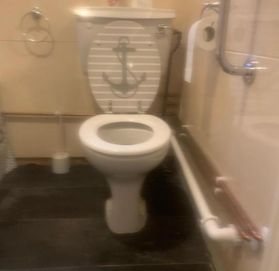 חדר אקונומי יחיד, Debbie’s Digs