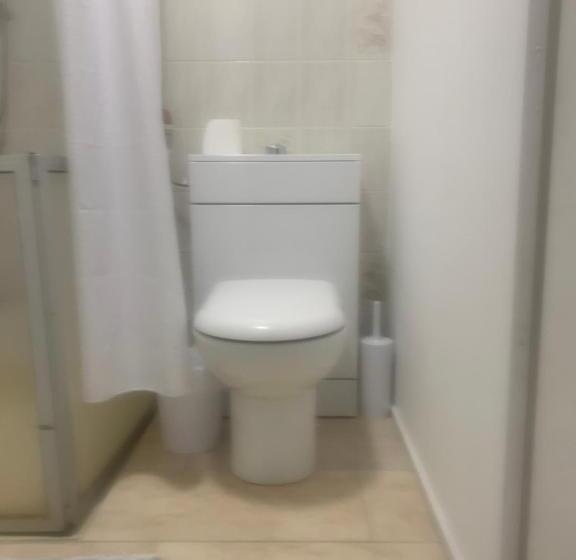 חדר קומפורט לשלושה, Debbie’s Digs