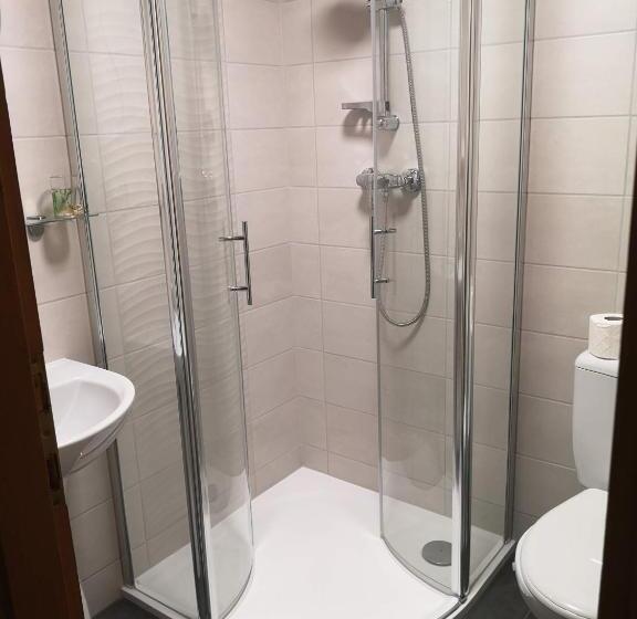 غرفة قياسية ثلاثية, Anna Lak