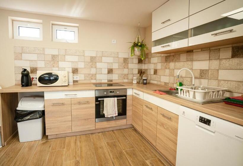 غرفة قياسية ثلاثية, Anna Lak