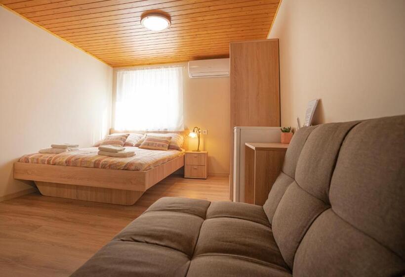 غرفة عائلية, Anna Lak