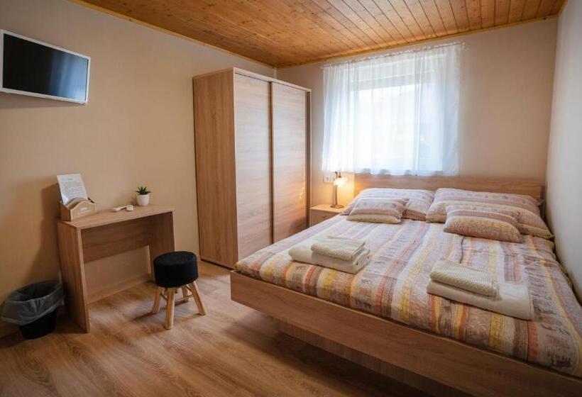 غرفة عائلية, Anna Lak