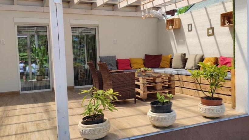 غرفة عائلية, Anna Lak