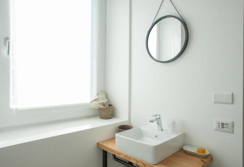 اتاق لوکس, Officina Rooms