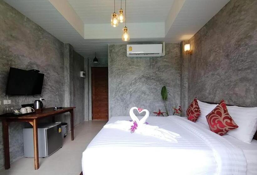 غرفة قياسية مطلّة علي حمام السباحة, Jr Place