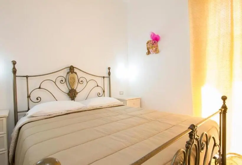 Standard Kolmen Hengen Huone, Le Maschere B&b