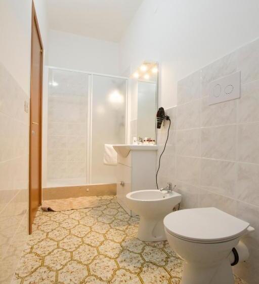 Трехместный Номер Стандарт с Балконом, Le Maschere B&b