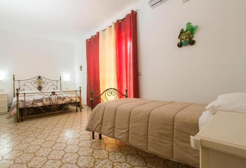 Трехместный Номер Стандарт с Балконом, Le Maschere B&b