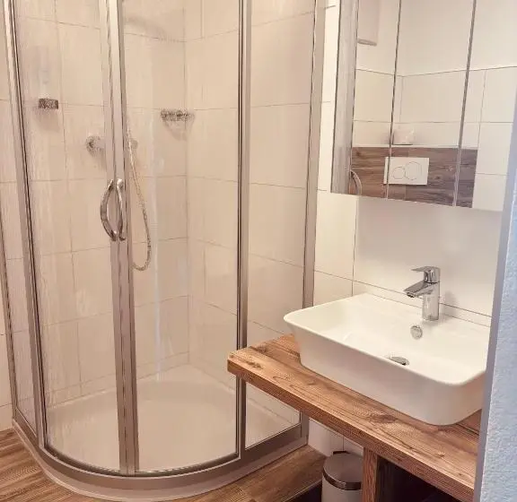 Habitación Estándar, Leo