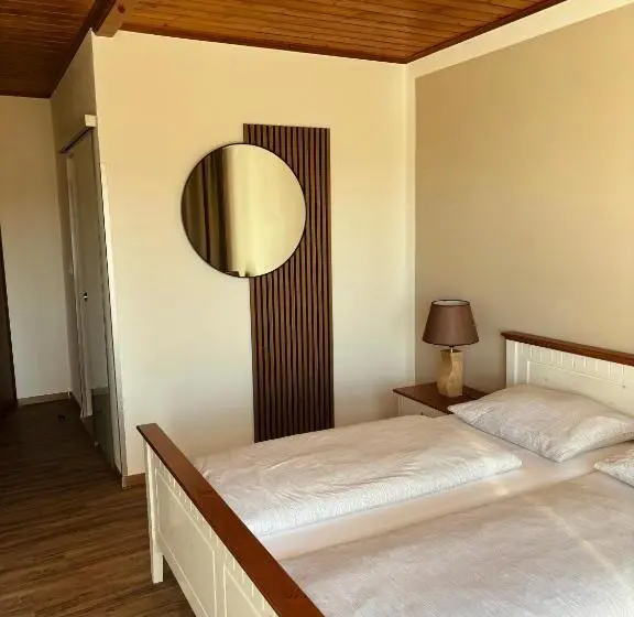 Habitación Estándar, Leo
