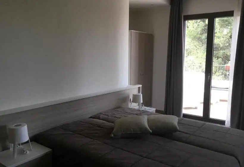 اتاق استاندارد سه نفره, Villa Niscima