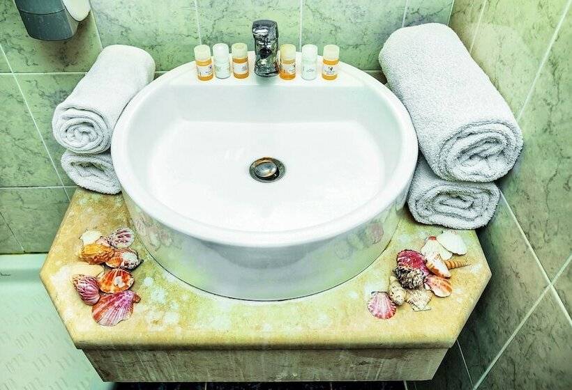 家庭间, Elinotel Polis