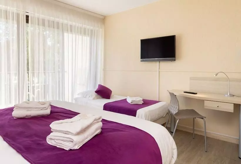 اتاق استاندارد سه نفره, Club Le Capet