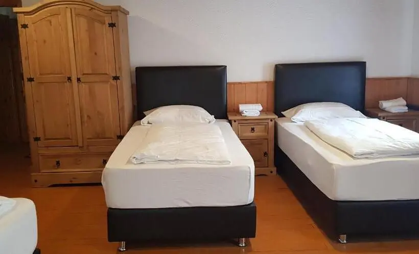 Standard Neljän Hengen Huone, Altes Fährhaus Duisburg