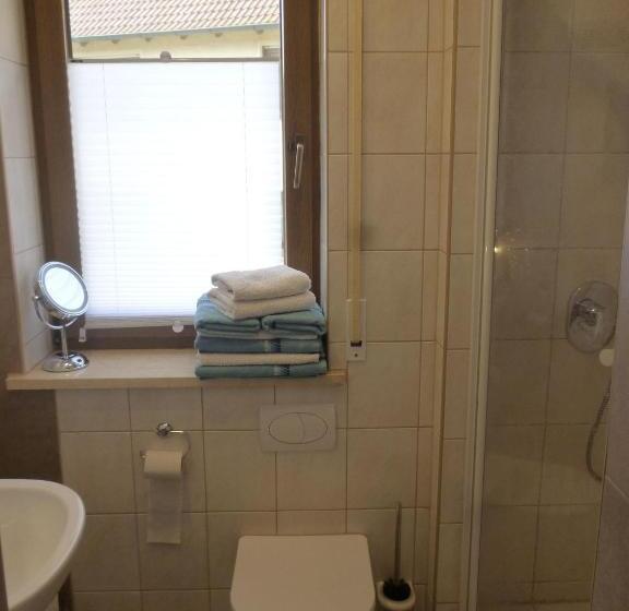 Четырехместный Номер Стандарт с Балконом, Gaestezimmer Klein