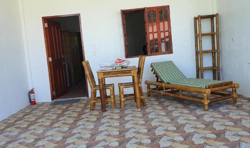 اتاق لوکس با بالکن و چشمانداز دریا, Tauig Beach Resort