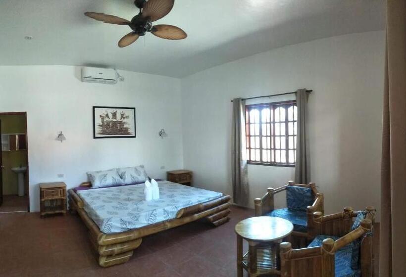 اتاق لوکس با بالکن و چشمانداز دریا, Tauig Beach Resort