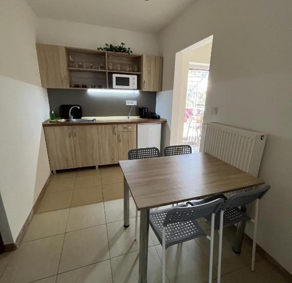 דירת חדר, Sunny Apartman