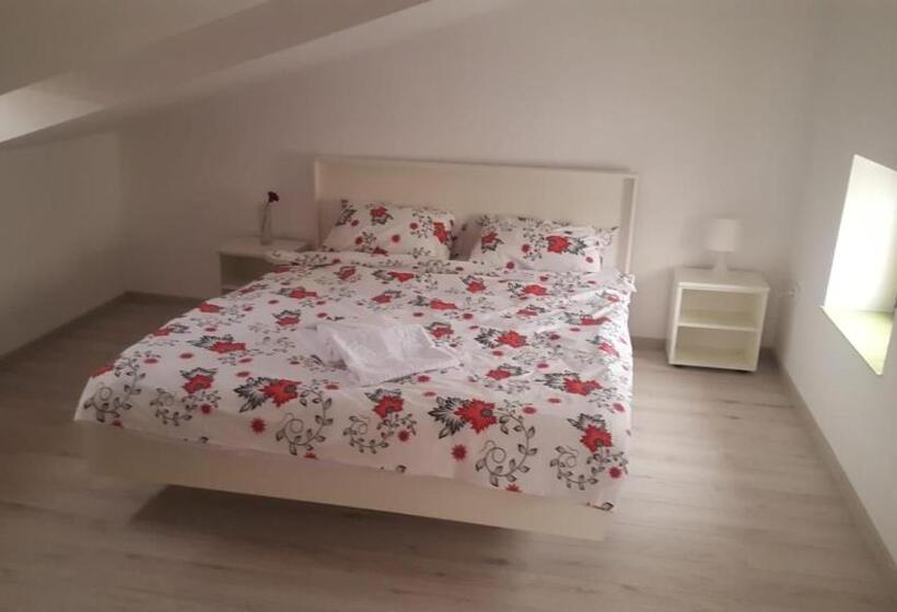 اتاق پایه با سرویس بهداشتی مشترک, Carul Cu Flori