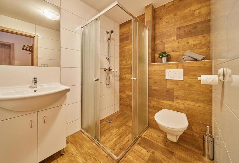 Четырехместный Номер Стандарт Вид на Сад, Residence Ruth
