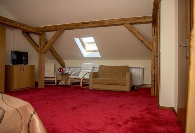 חדר משפחתי, Antique Apart