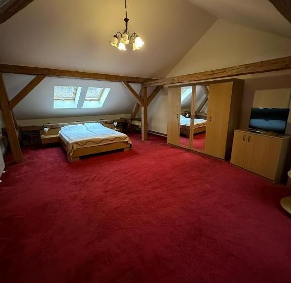 חדר משפחתי, Antique Apart