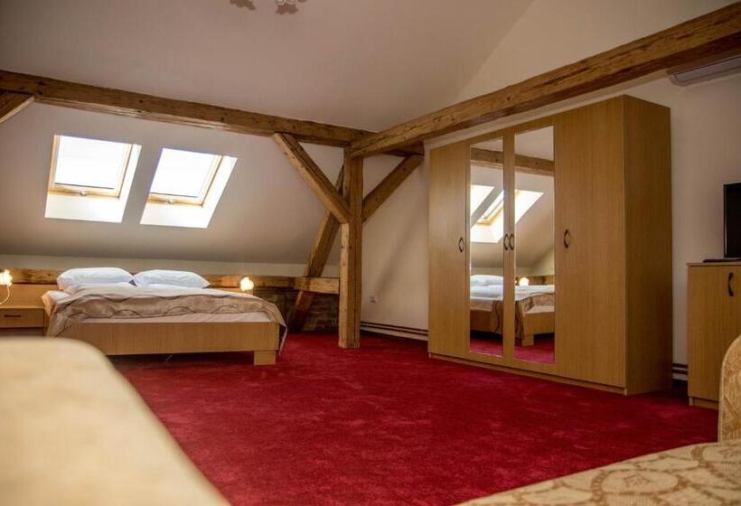 חדר משפחתי, Antique Apart