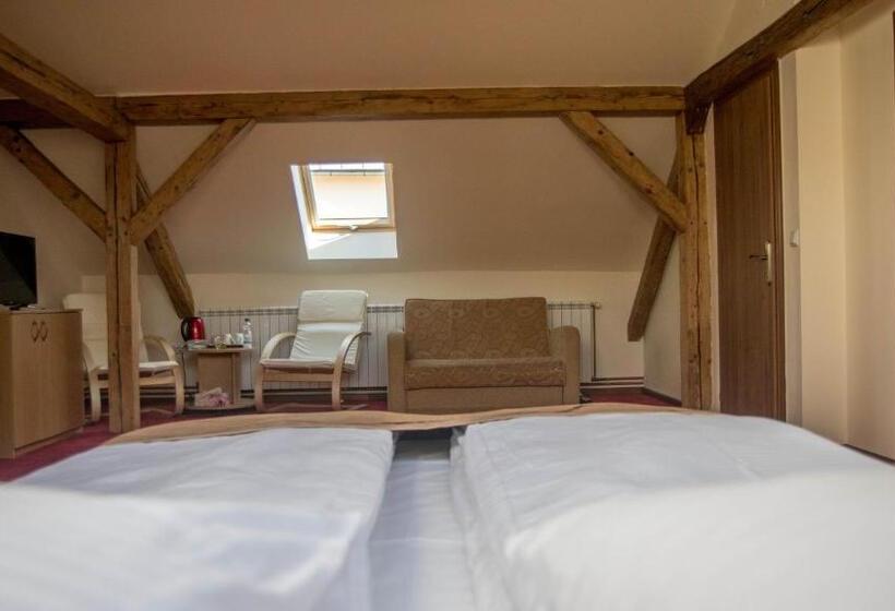 חדר משפחתי, Antique Apart