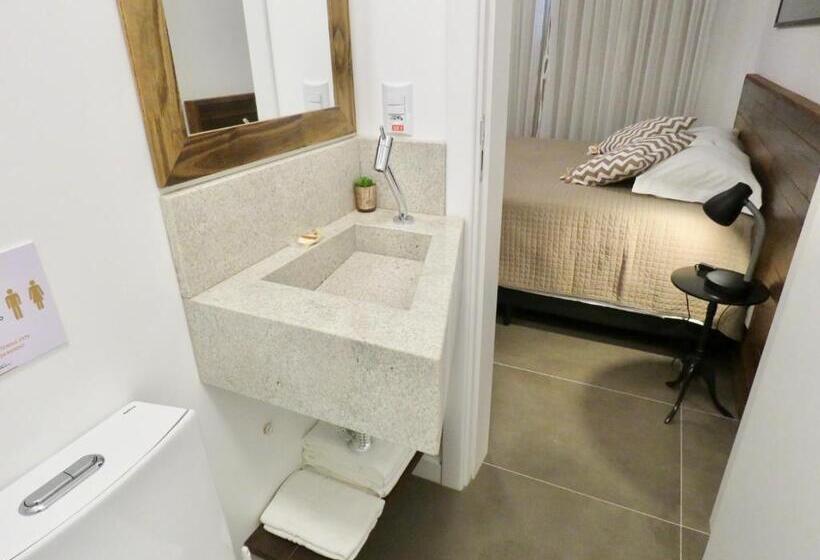 חדר אקזקיוטיב לשלושה, Banzai Brava Suítes