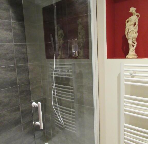 标准间, La Chenevière