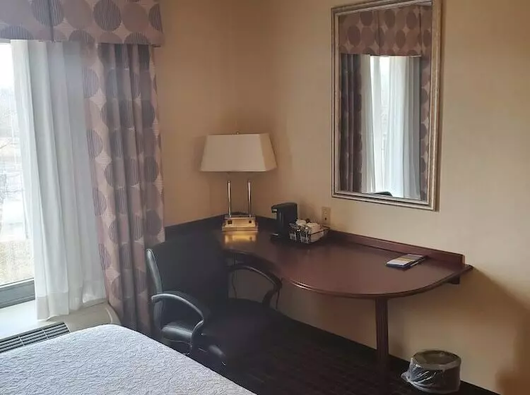 スタンダードスタジオ, Hampton Inn & Suites Dayton Airport