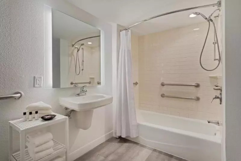 身障者適用キングサイズベッドルーム, Holiday Inn Express & Suites Pensacola West I 10, An Ihg